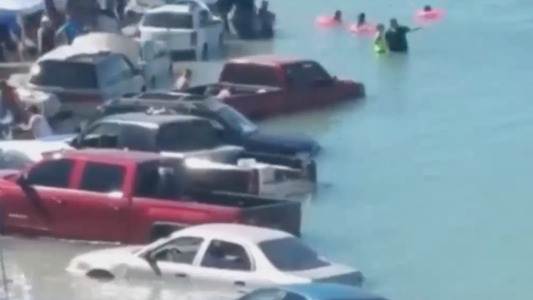 Autos arrastrados por la marea alta