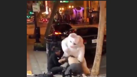 El conejo de Pascua en una feroz pelea callejera