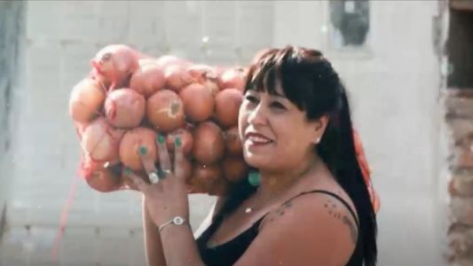 "Doy una mano cuando se puede": la historia de la verdulera que le regala fruta a quienes no la pueden pagar