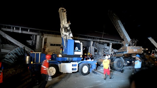 Buscan sobrevivientes entre escombros tras el terremoto en Filipinas