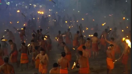 Impactante festival de fuego en la India