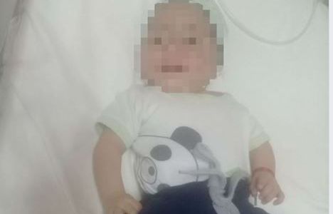 Abandonó a sus tres pequeños hijos y su pareja les quemó toda la ropa