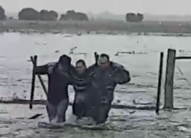 Video: dramático rescate de un changarín en las inundaciones de Chaco