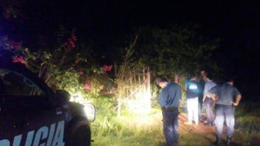 Invitó a dos hermanitos de 5 y 8 años a comer huevos de pascua y los atacó a machetazos