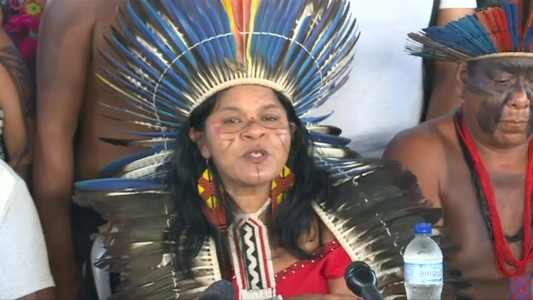 Indígenas brasileños enfrentan a Bolsonaro