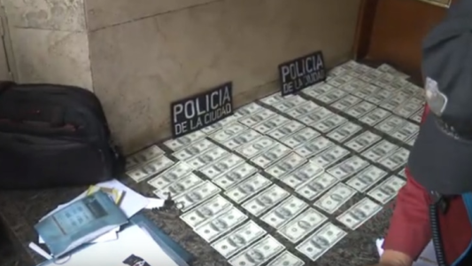 Estafa telefónica: engañó a una anciana para robarle dólares y lo detuvieron