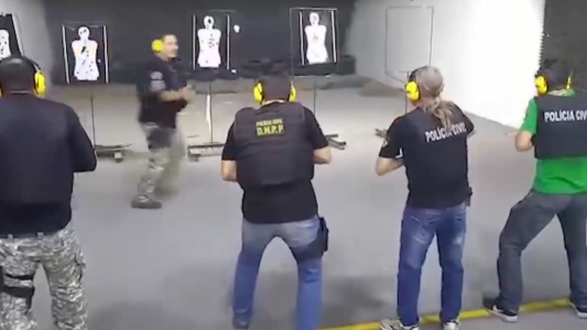 El instructor de tiro que arriesga su vida y se volvió viral