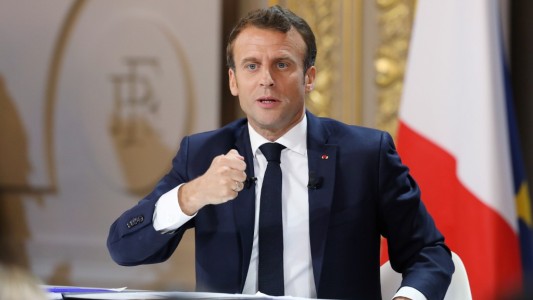 Macron bajará impuestos y subirá jubilaciones en respuesta a los "chalecos amarillos"