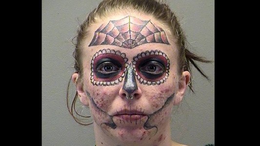 Detuvieron por tercera vez a la joven que se hizo viral por el terrorífico tatuaje de su cara