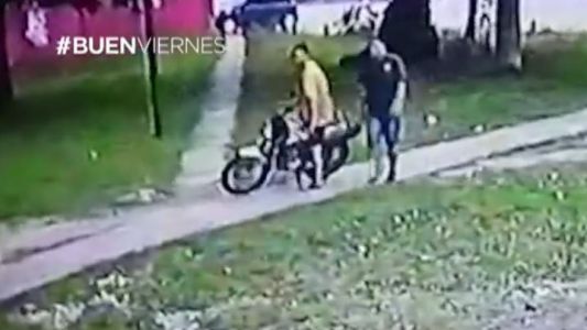 Fue a la casa de los ladrones, los golpeó y recuperó la moto que le habían robado
