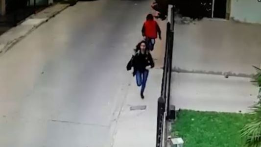 Para robarle la mochila, la corrieron y golpearon a la salida del colegio