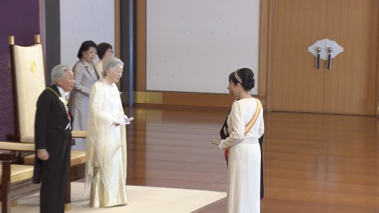 Primera abdicación de un emperador de Japón en 200 años