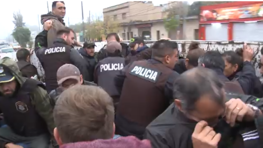 Megaoperativo en La Plata: desbarataron a una banda que comercializaba droga