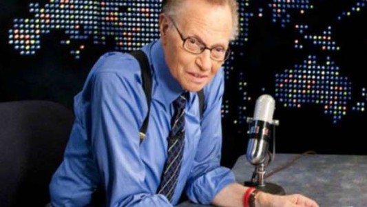 Larry King sufrió un ataque cardíaco y se encuentra internado