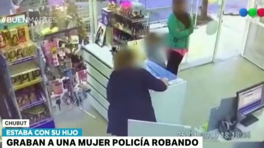 Video: una policía entró con su hijo a una farmacia y se robó un anillo