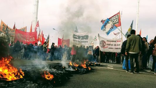 Manifestantes cortan el Puente La Noria