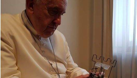 El Papa Francisco recibió una artesanía elaborada en la cárcel de Mercedes