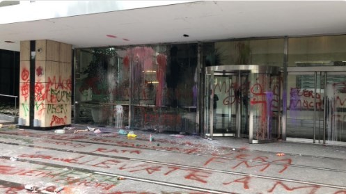 Tensión en el paro del #30A : escrache a las oficinas del JP Morgan