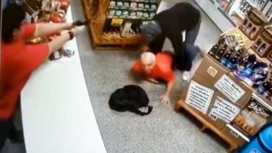Video: una comerciante mató a un ladrón que intentó robar en su negocio
