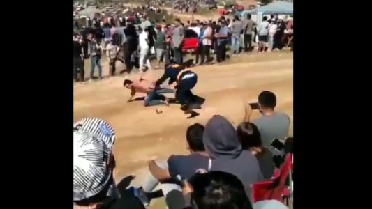 El empujón de policía a un espectador del rally de Córdobo que se volvió viral