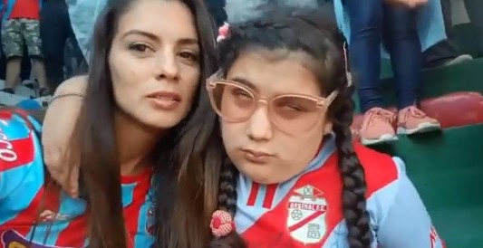 Video conmovedor: una madre le relata a su hija ciega el gol del ascenso de Arsenal de Sarandí