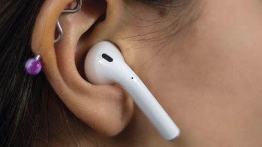 Se tragó los audífonos inalámbricos y los encontró en su estómago por los sonidos que producía