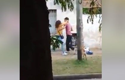 Video dramático: una mujer con un bebé en brazos fue brutalmente golpeada por su pareja