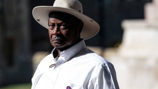El presidente de Uganda quiere prohibir el sexo oral: "La boca es para comer"