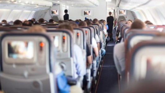 Pánico en el aire: un hombre intentó abrir la puerta de un avión en pleno vuelo