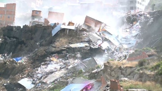 Así fue el impresionante derrumbe de 30 de casas en Bolivia