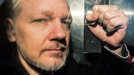 Condenaron a Julian Assange a un año de cárcel por violar su libertad condicional en Londres