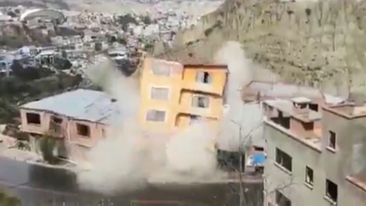 El momento del deslizamiento de tierra que destruyó todo a su paso