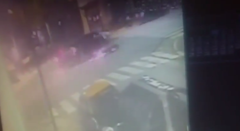 Buscan indentificar a un conductor que chocó a un chico de 17 años que iba en moto, lo mató y huyó