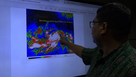 Al menos 800 mil evacuados en India ante la llegada de ciclón