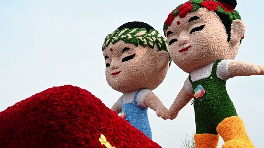 China muestra el poder de sus flores al pie de la Muralla