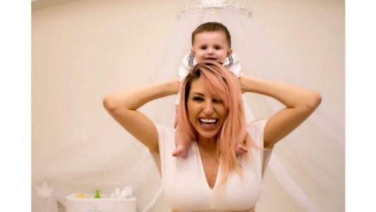 Vicky Xipolitakis inauguró la nueva cuna de su bebé con Moria Casán adentro