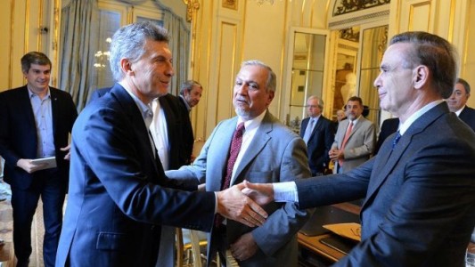 El Gobierno negocia con Alternativa Federal un acuerdo de 10 puntos para calmar a los mercados