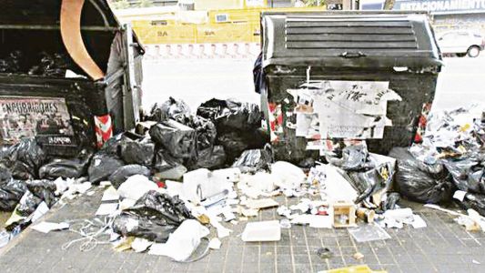 Los contenedores de residuos rebalsan en Buenos Aires
