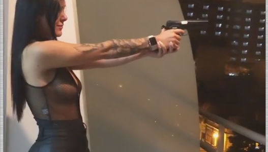 Pistolera hot buscada por la policía