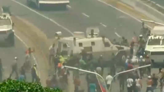 El estremecedor relato del joven que fue atropellado por una tanqueta en Venezuela