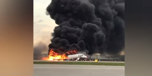 "Fue como una piña, un rayo", contó una azafata del avión ruso que se incendió