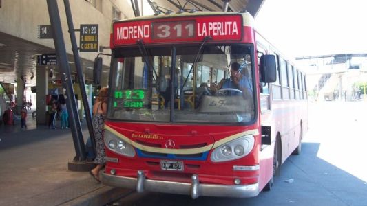 El colectivero le hizo luces a un automovilista y le respondió con un arma
