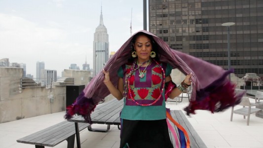 Lila Downs le canta a los inmigrantes