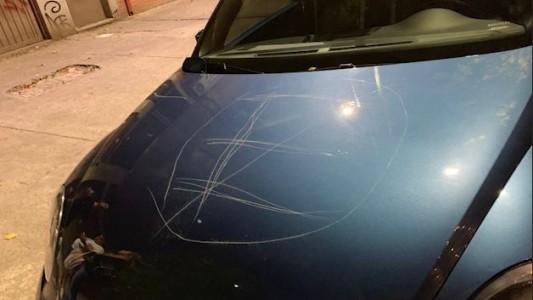 Así está la cuadra del vecino que atacó un auto mal estacionado