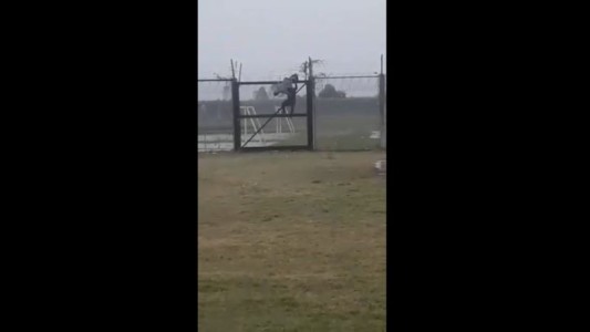 Córdoba: intenta fugarse de la cárcel y queda colgado del alambrado