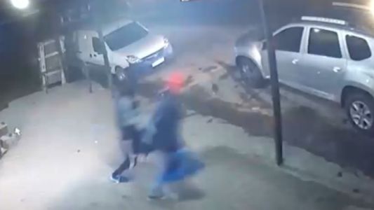Video: robaron, atropellaron a un cómplice al huir y lo dejaron tirado