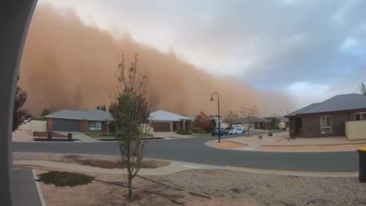 Impresionante tormenta de arena engulle a un pueblo