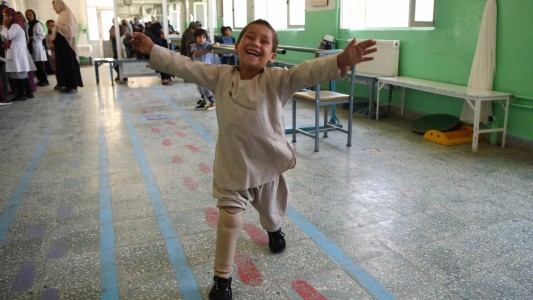 Video: el nene afgano que baila de felicidad al recibir su pierna ortopédica