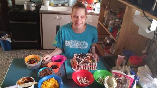 Una mamá ciega prepara y vende alimentos para ganarse la vida