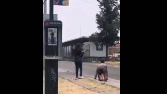 Video: una mujer hizo gatear a su novio en la calle para perdonarle una infidelidad